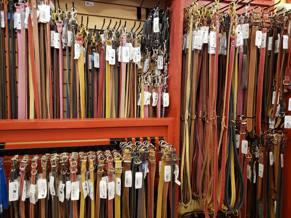 Des laisses et colliers en cuir Arizona chez Heidi & cie